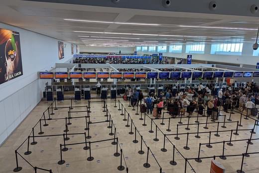 Viajeros en el aeropuerto de Cancun